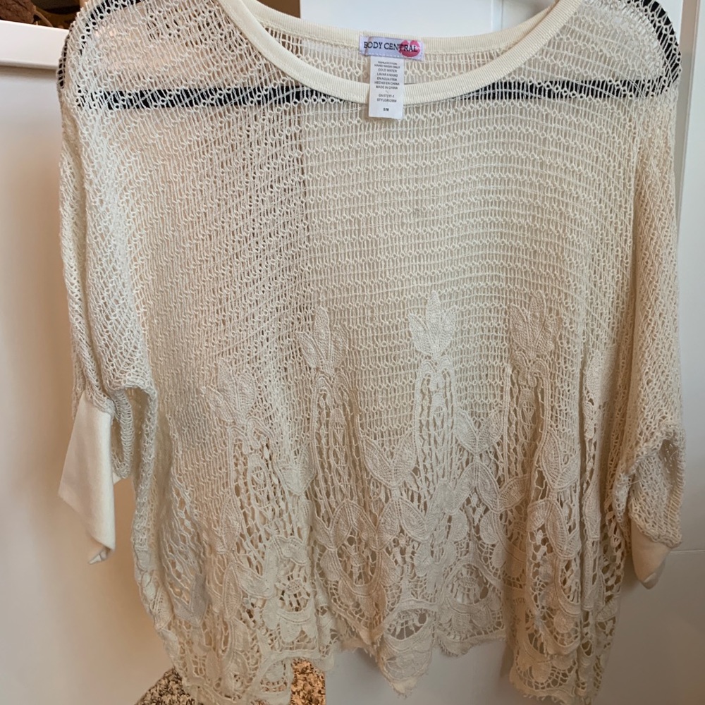 Open knit sweater with half sleeve